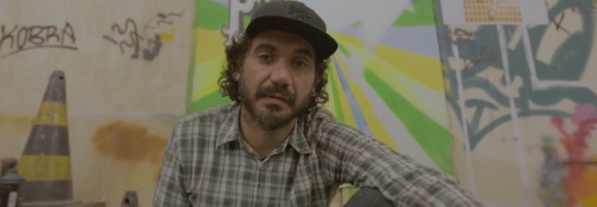 Eduardo Kobra, um dos artistas brasileiros mais reconhecidos atualmente, transformou as cores e ilustrações de seus murais realistas nas vibrantes latas da Perrier.